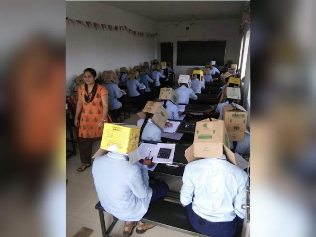 Una maestra colocó cajas en las cabezas de sus estudiantes para evitar que se copiaran en La India