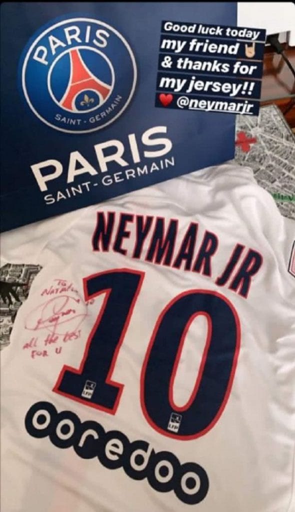 Neymar le regala camiseta a Natalia 
