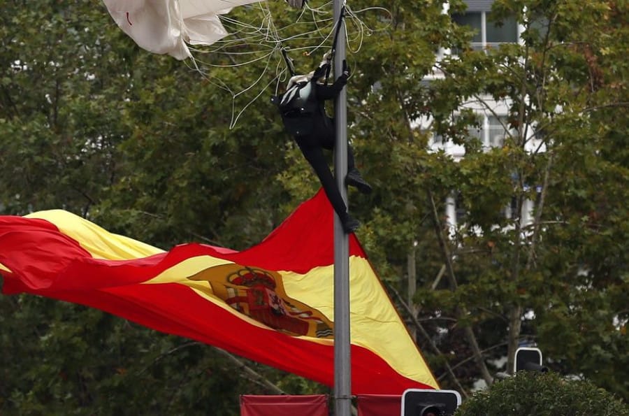 Paracaidista se estrella en España
