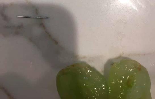 Mujer denuncia a supermercado Aldi por encontrar una aguja en sus uvas 
