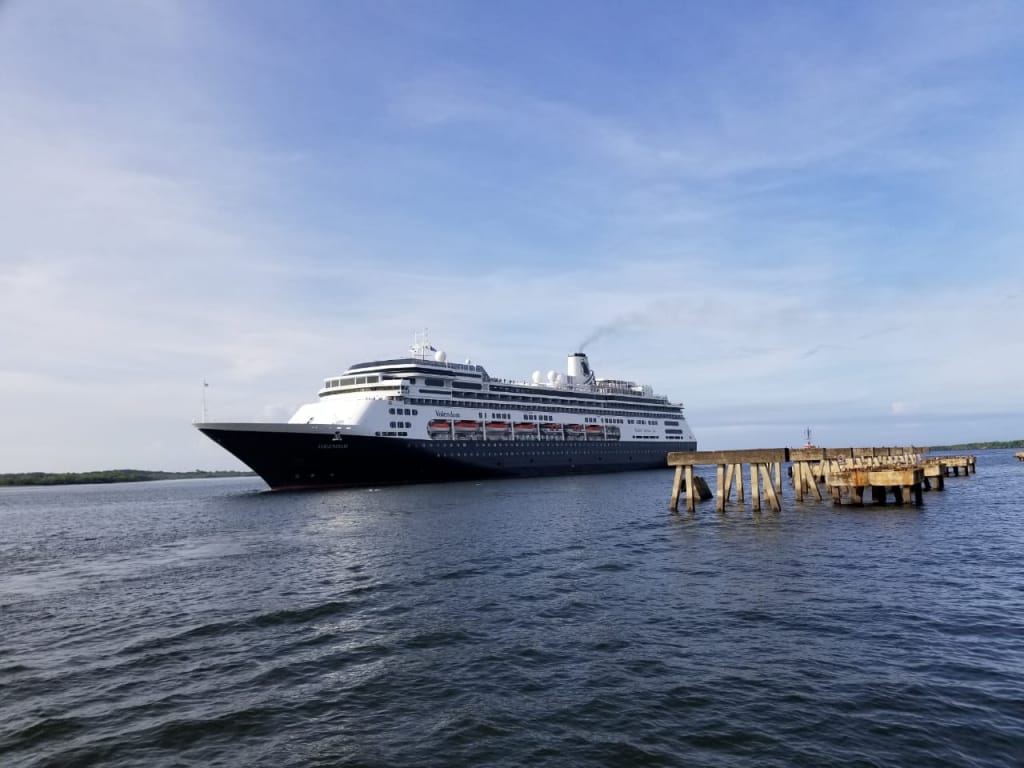 Crucero Volendam llega a Corinto