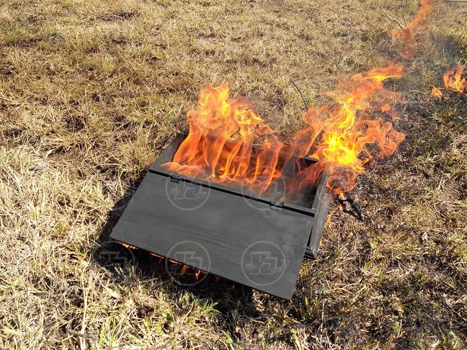 Caja negra en llamas