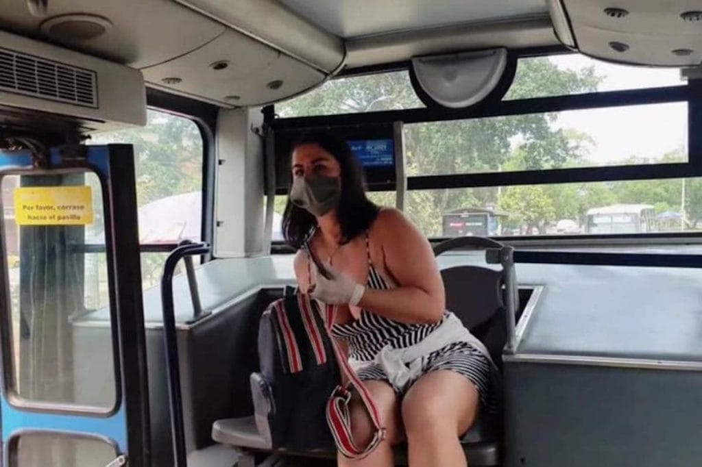 El video que ha causado escándalo en Colombia fue filmado dentro de un bus público de la ciudad de Cali