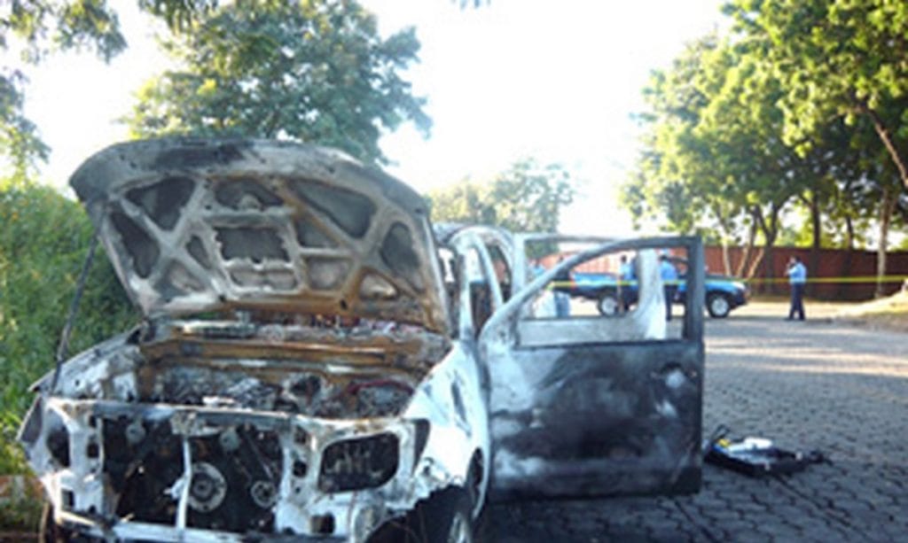 Así quedó la camioneta de Tu Nueva Radio YA tras un ataque de terroristas de la derecha de Nicaragua
