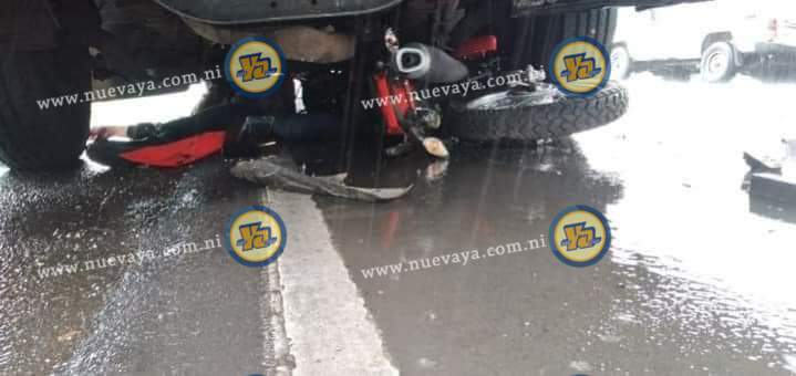 Motociclista muere prensado por bus en carretera Sébaco - Ciudad Darío