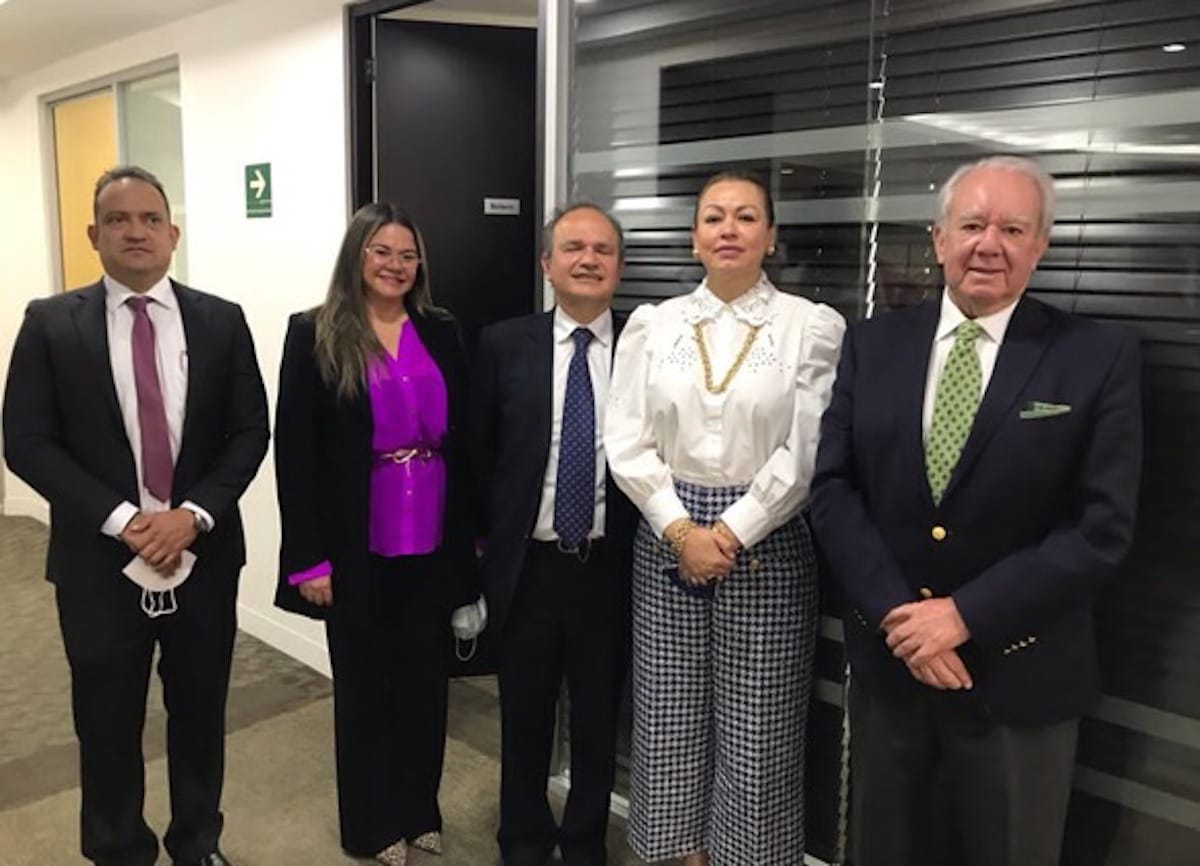 Señor Camilo Acevedo, Presidente de la Cámara de Comercio Colombo Centroamericana; Embajadora Yara Pérez; Señor Carlos Marcucci y parte de su Equipo de Trabajo.
