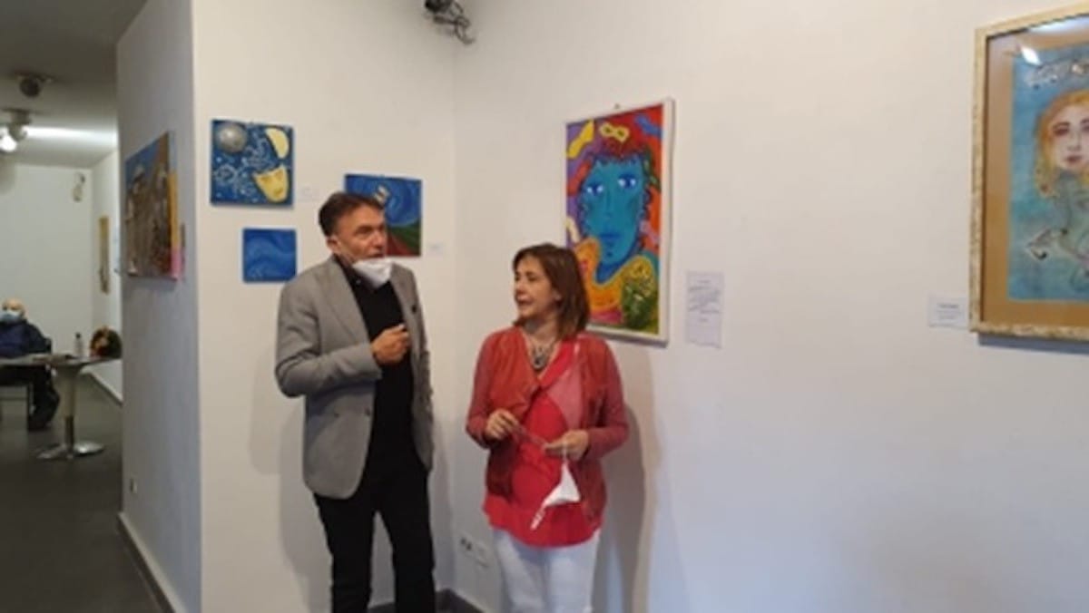 Cónsul Honorario Gerry Danesi con artista italiana Elena Tabarro.