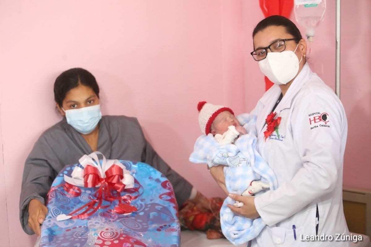 Damaris Raquel Urbina, su bebé Mario y la Doctora Carmen Cruz