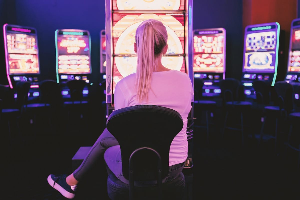 Imagen de una mujer en un casino. Foto referencial