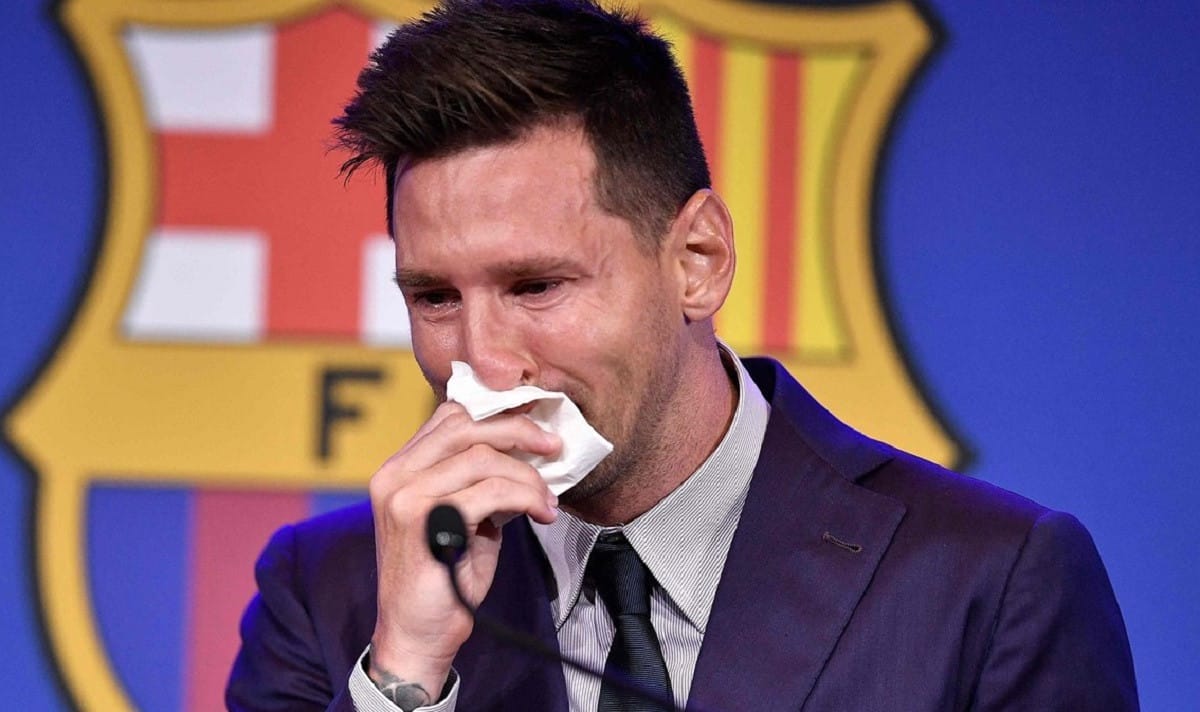 Ponen a la venta el “pañuelo con mocos” que uso Messi en su despedida del Barcelona