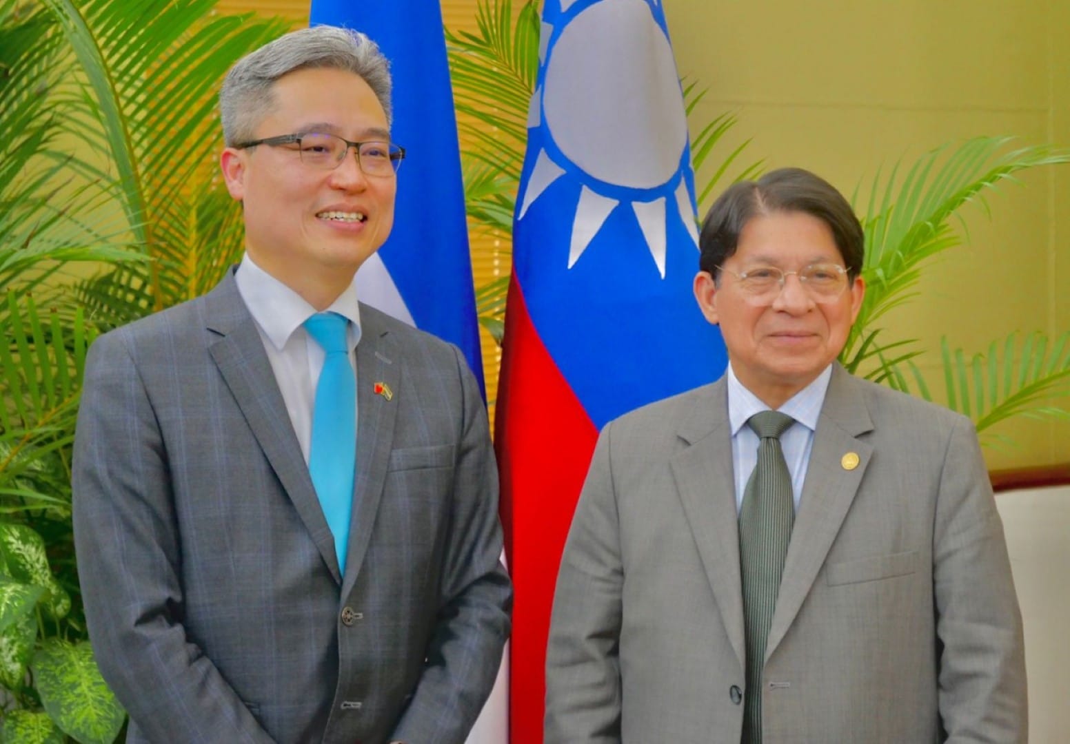 El embajador de Taiwán Señor Iván Yueh-Jung Lee  junto al canciller nicaragüense Denis Moncada