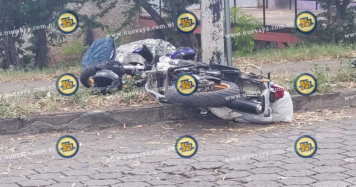 Trabajador de migración y extranjería fallece tras colisión entre motos en pista El Dorado, en Managua