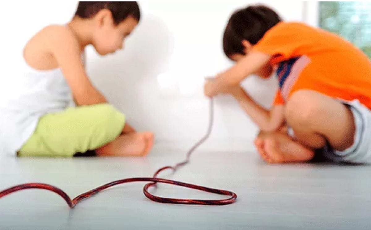 Niños reciben descarga eléctrica