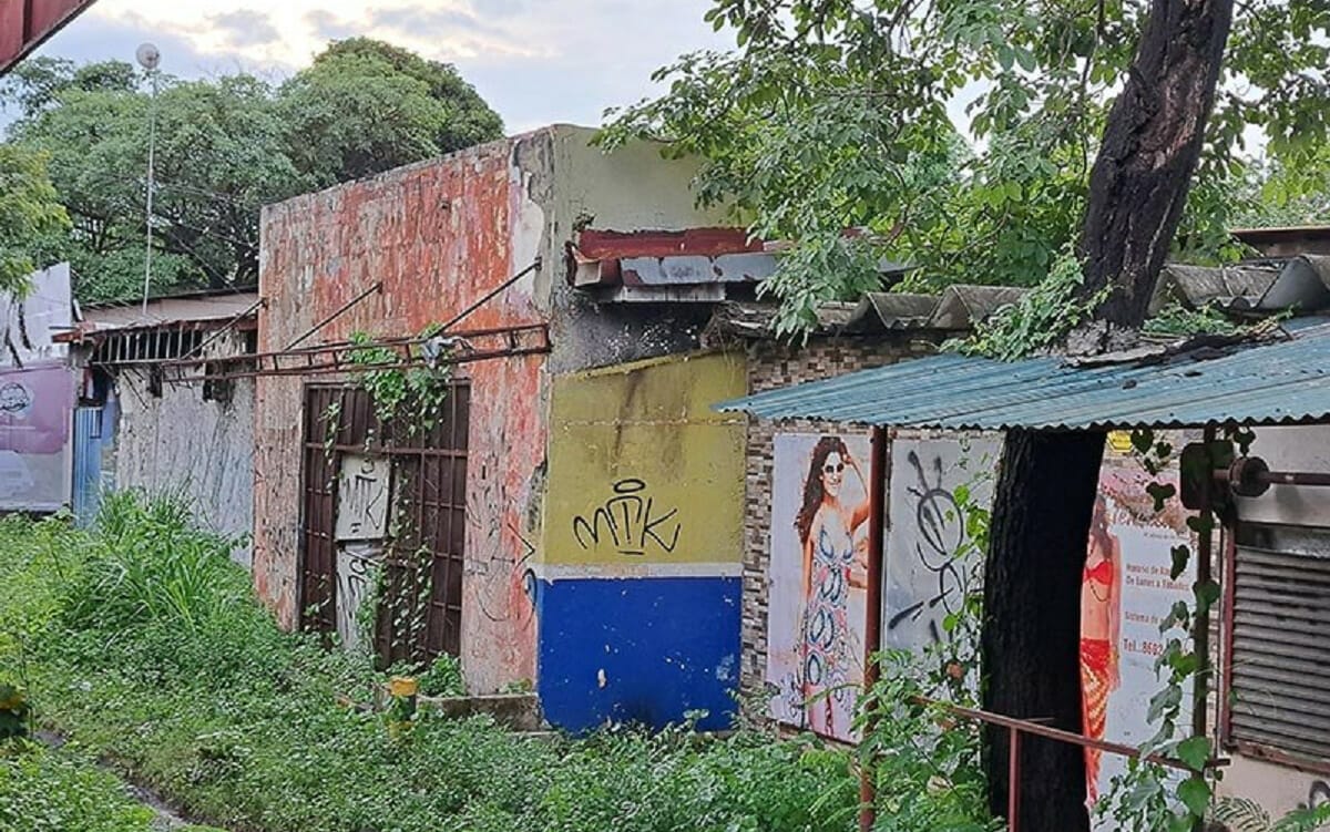Ruinas de la emisora Tu Nueva Radio Ya, frente a la extinta UCA, fueron quemadas el 30 de mayo de 2018.