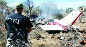 Colisión de avionetas deja cinco personas muertas en México