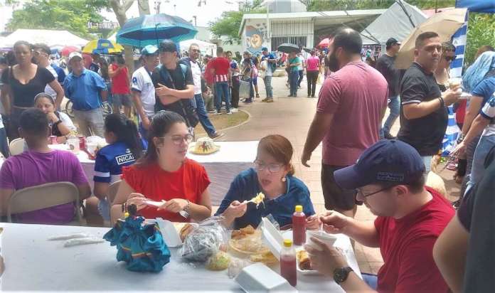 Los comensales de todas las nacionalidades abarrotaron el parque Urracá para degustar los platillos típicos centroamericanos en la Feria Gastronómica.