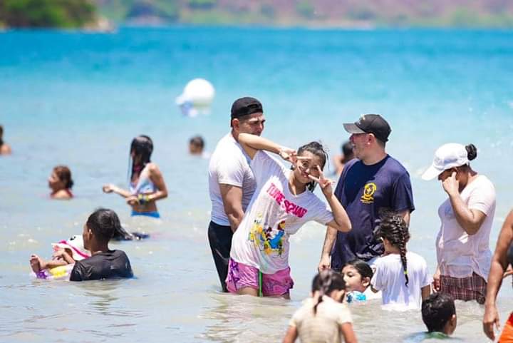 Familias desbordan la Laguna de Xiloá en el último día de vacaciones ...