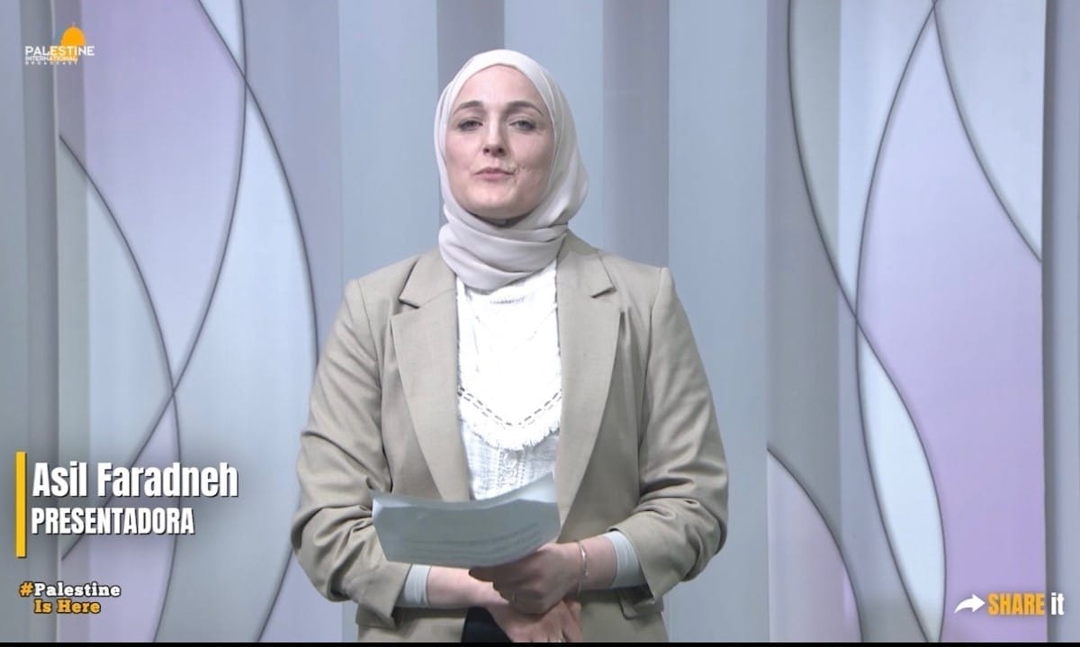 Asil Faradneh presentadora de la Corporación de Radiodifusión Palestina