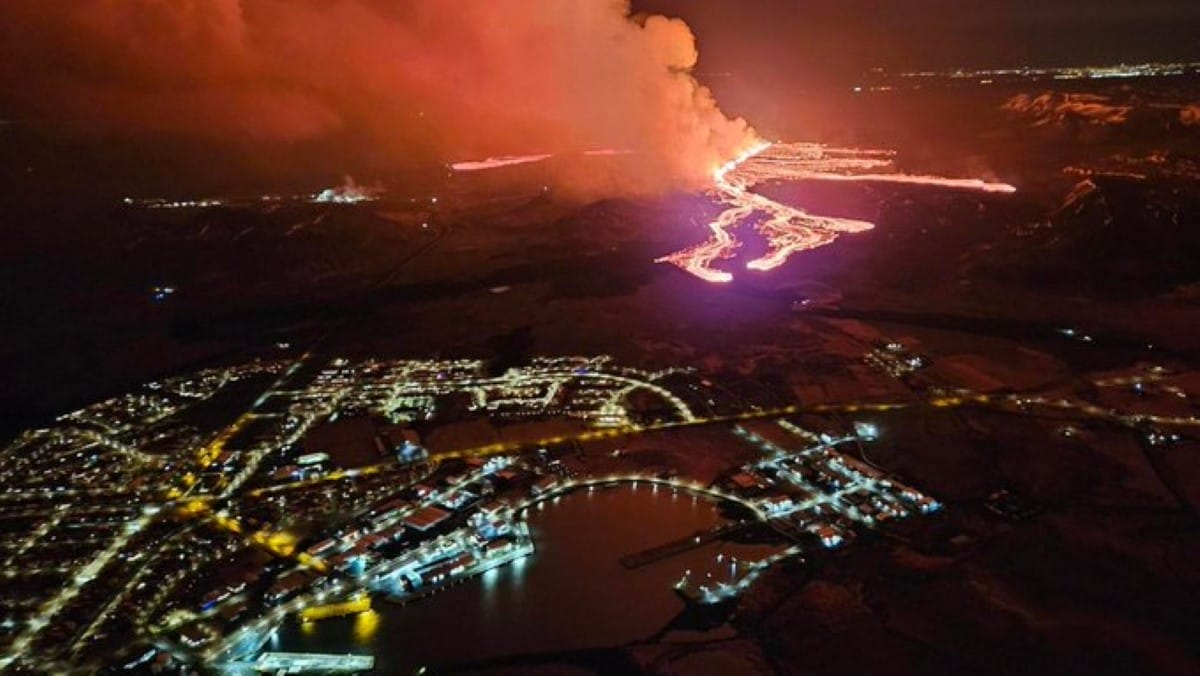 Evacúan a 700 personas de la Laguna Azul en Islandia tras la erupción del volcán de Grindavík
