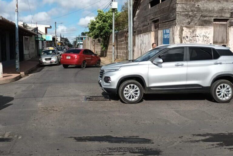 Choque entre vehículos causa cuantiosos daños materiales en Jinotepe