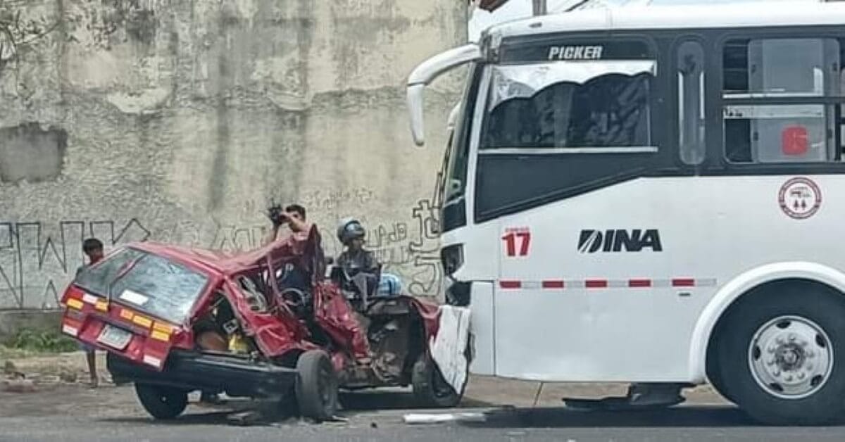 Accidente autobus y automóvil frente al Complejo Judicial Central de Managua