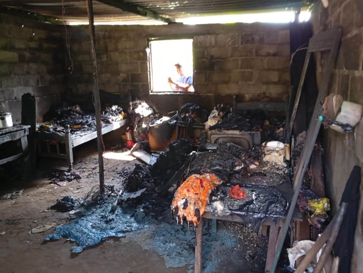 Familia de doña Olga queda sin hogar tras incendio en Los Ríos
