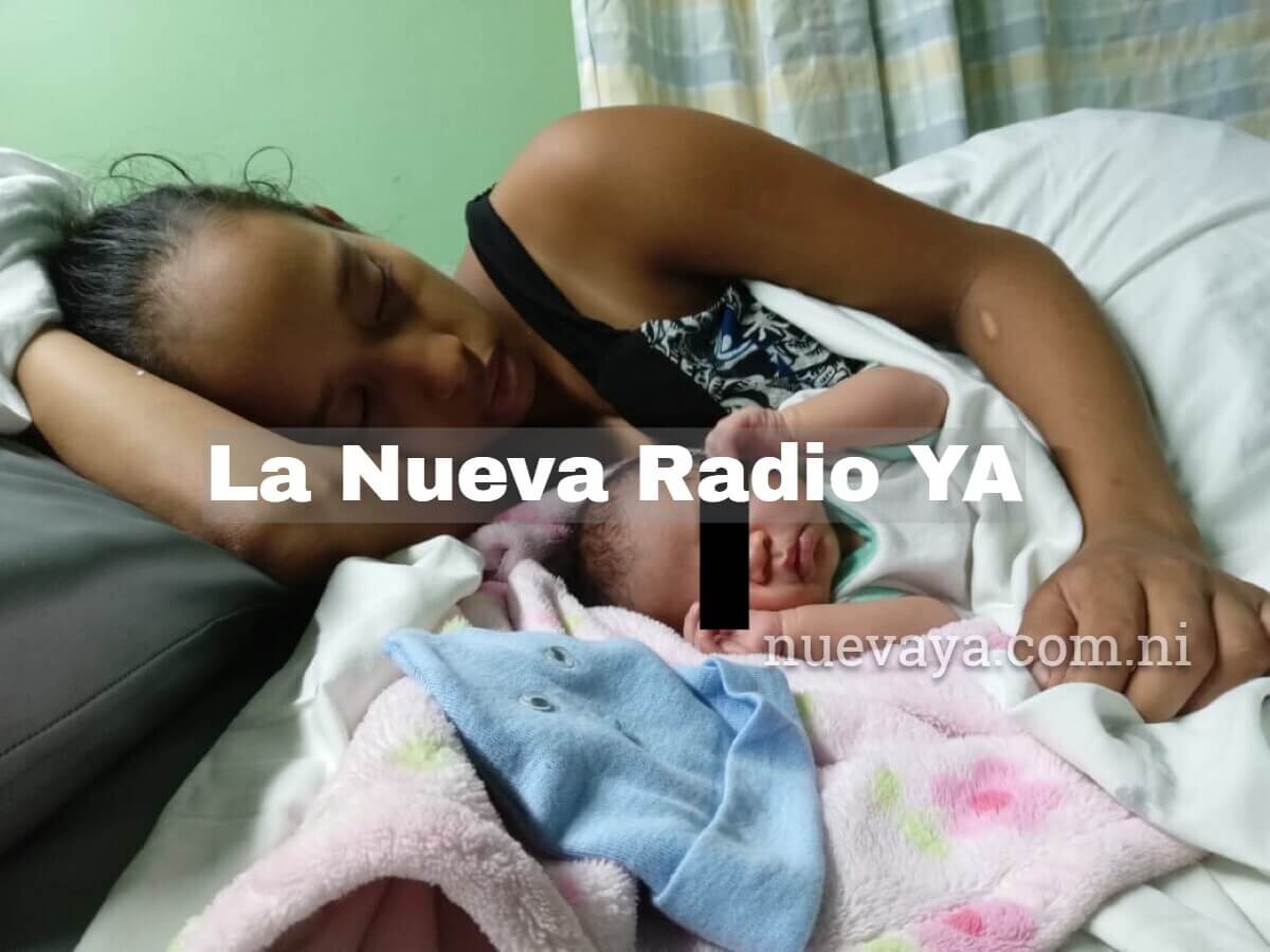 Escarleth Estefani Ruiz Espinoza junto a su bebe en el Hospital de Masaya