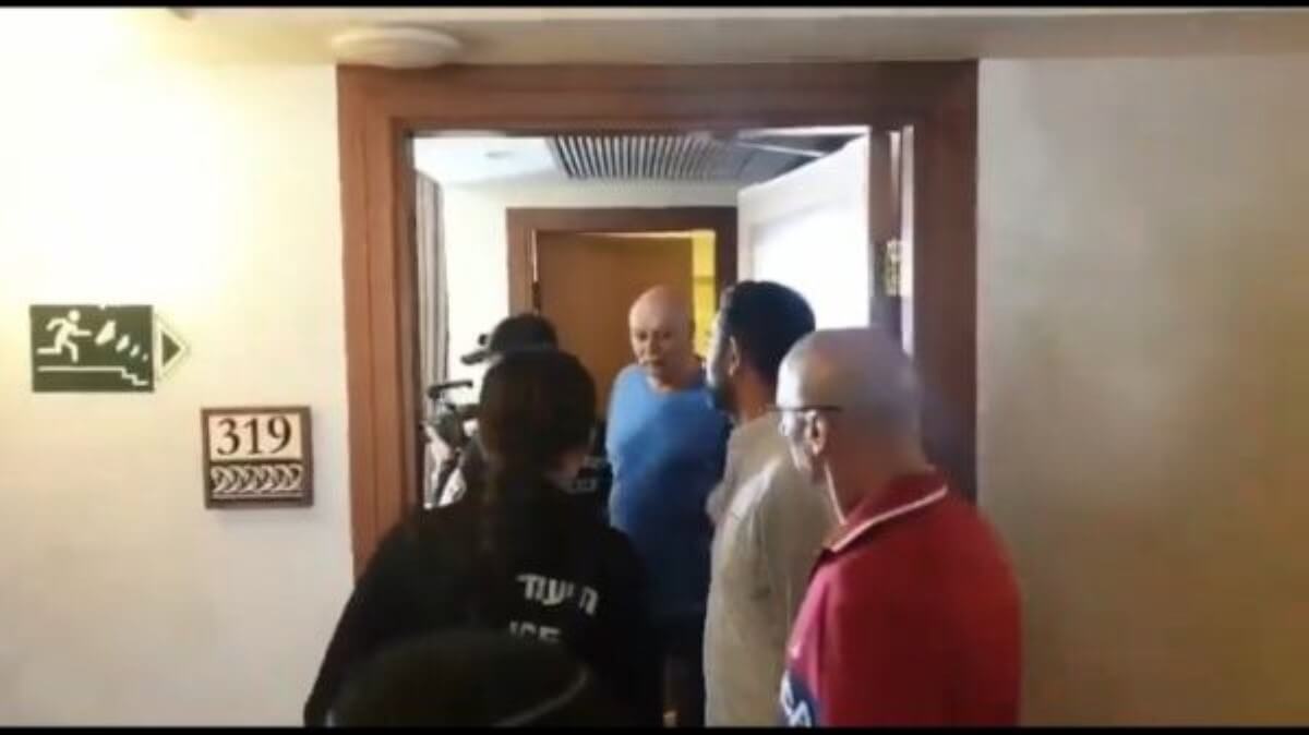 Imagen del momento en el cual la policía israelí cierra las oficinas de Al Jazeera en Israel