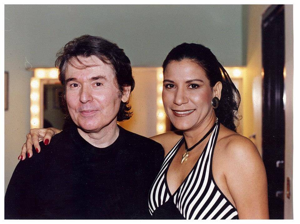 La actriz Evelyn Martínez con el cantante Rafael luego de su presentación en el Teatro nacional Rubén Darío