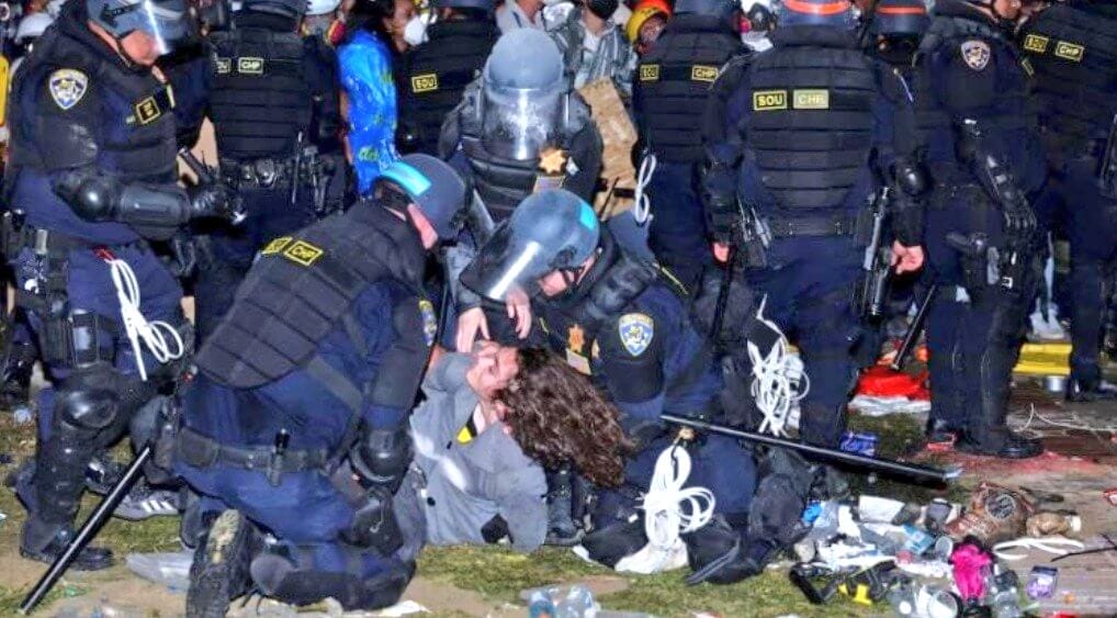Policía asalta campamento propalestino en UCLA