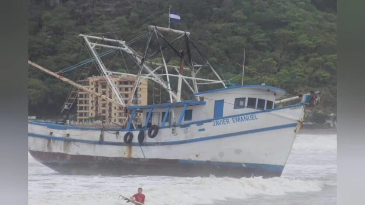 Intensos oleajes en San Juan del Sur: barco camaronero en riesgo