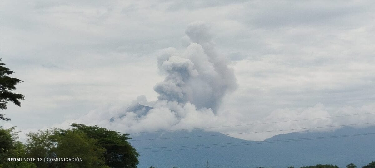El volcán San Cristóbal de Nicaragua: Explosión de gases y cenizas
