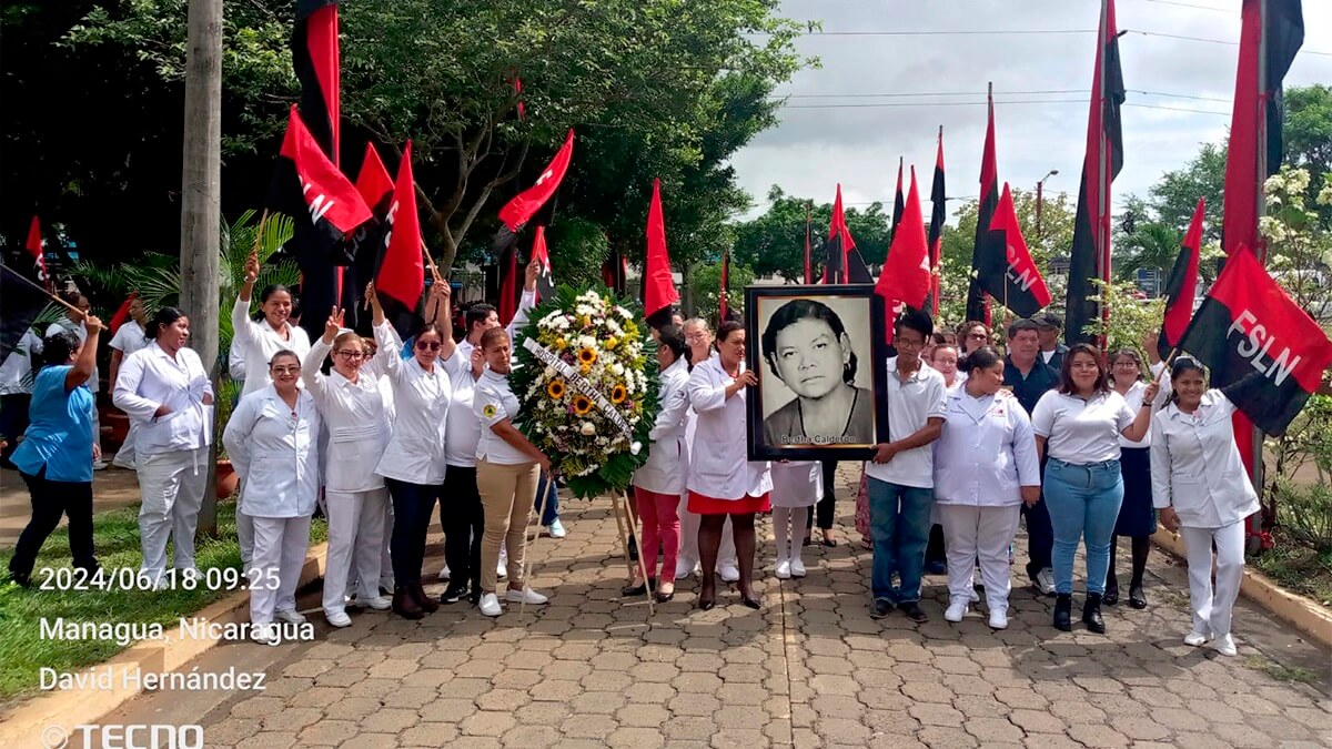 Hospital staff lays wreath at Bertha Calderon's tomb