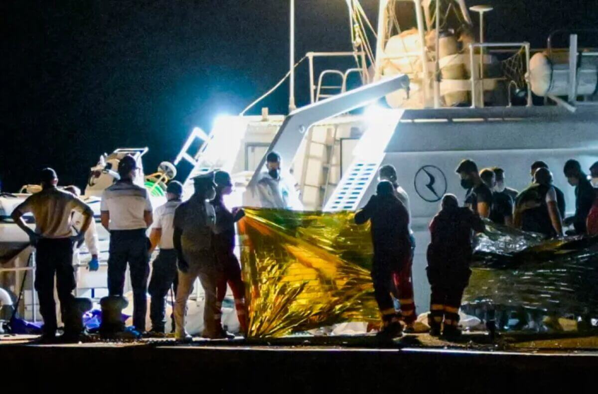 Recuperan 12 cadáveres más de naufragio frente a costa sur de Italia; ya suman 20 muertos