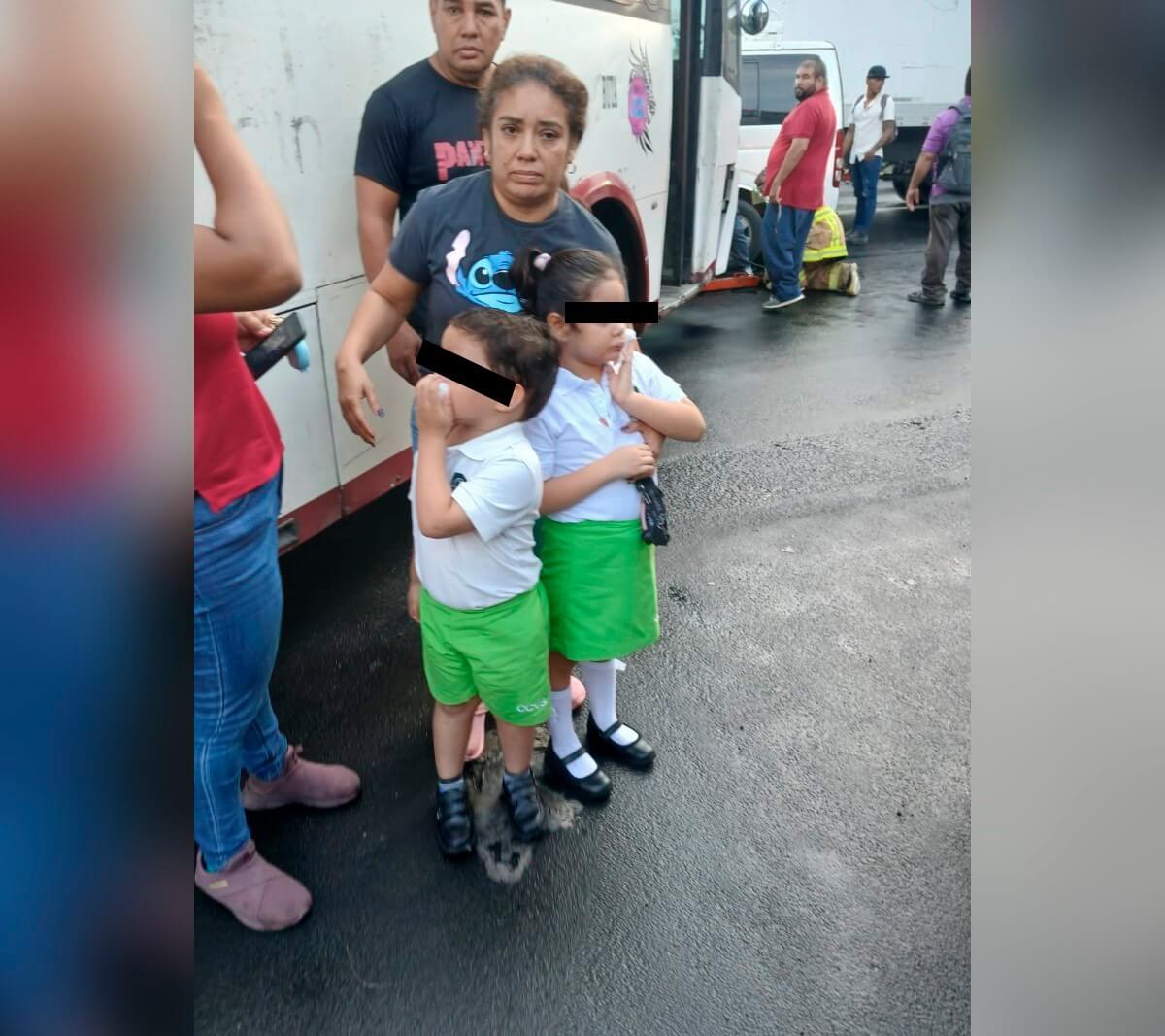 Dos menores de edad iban a bordo del microbús colisionado